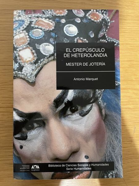 El crepúsculo de heterolandia: mester de jotería : ensayos sobre cultura de las exhuberantes tierras de la Nación Queer