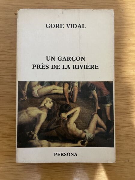 Un garçon près de la riviere