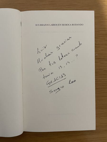 Sus brazos labios en mi boca rodando